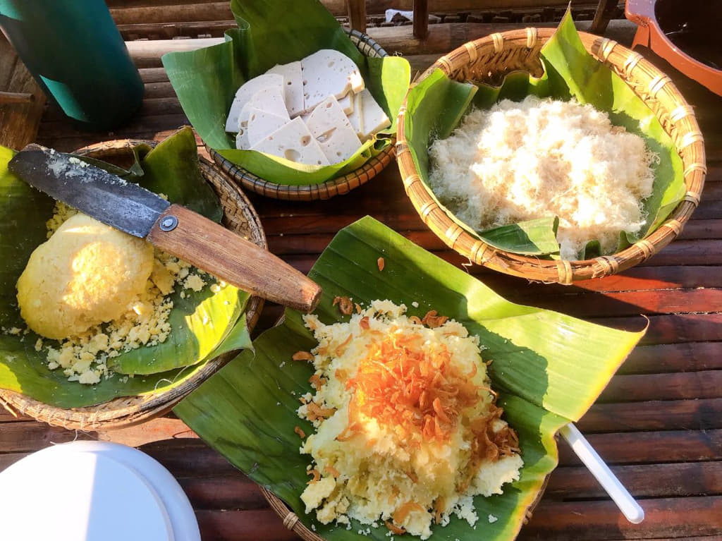 Xoi Xeo (Vietnamese Sticky Rice With Mung Bean)